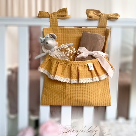 Lovely Line przybornik / organizer na łóżeczko z koronkową falbanką - musztardowy