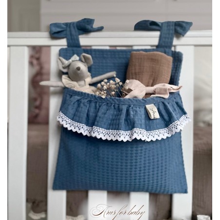 Lovely Line przybornik / organizer na łóżeczko z koronkową falbanką - ciemny niebieski