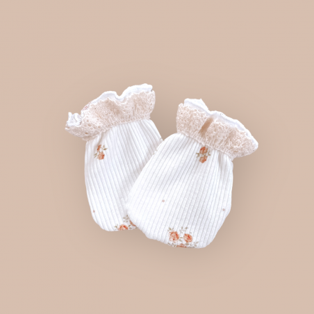 Niedrapki niemowlęce Eternal Roses z koronką