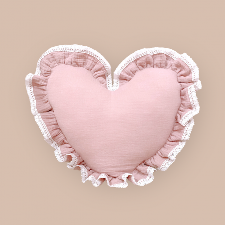 Poduszka ozdobna serce z koronkową falbanką pudrowo różowa