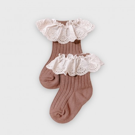 Prążkowane skarpetki z falbanką  0-6m brązowe