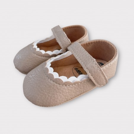 Buciki niemowlęce z falbanką ciemny beż