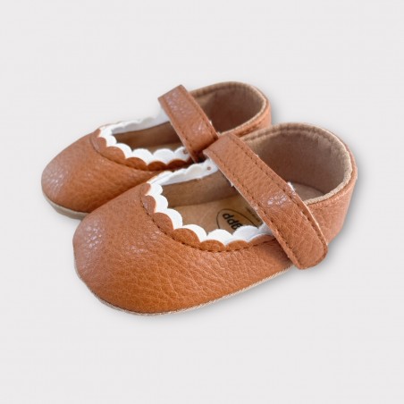 Buciki niemowlęce z falbanką karmelowe