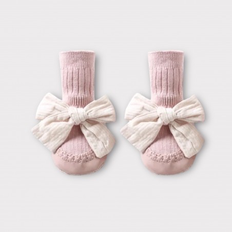 Antypoślizgowe buciki ze skarpetką i muślinowa kokardką pudrowe