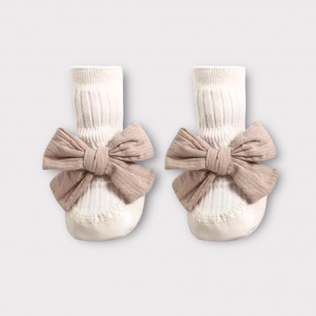 ANTYPOŚLIZGOWE BUCIKI ZE SKARPETKĄ I MUŚLINOWA KOKARDKĄ jasno beżowe