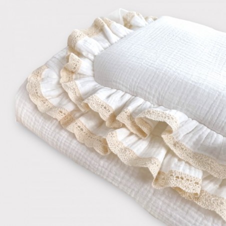 Poduszka z wypełnieniem o rozmiarze 25 x 35 cm z koronką śmietankowa
