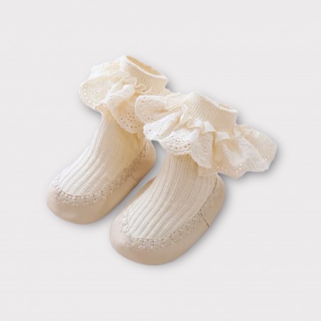 ANTYPOŚLIZGOWE BUCIKI ZE SKARPETKĄ I HAFTOWANĄ FALBANKĄ JASNO BEŻOWE