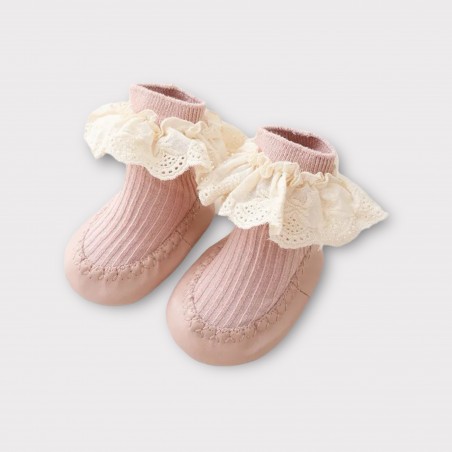 ANTYPOŚLIZGOWE BUCIKI ZE SKARPETKĄ I HAFTOWANĄ FALBANKĄ PUDROWO RÓŻOWE