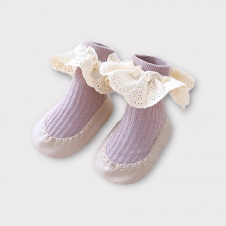 ANTYPOŚLIZGOWE BUCIKI ZE SKARPETKĄ I HAFTOWANĄ FALBANKĄ LAWENDOWE