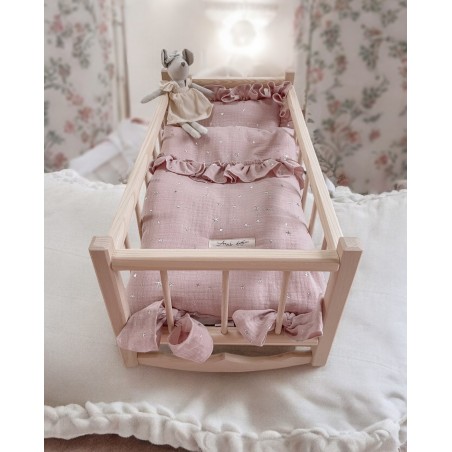 DREWNIANA KOŁYSKA / ŁÓŻECZKO DLA LALEK Z MUŚLINOWYM KOMPLETEM POŚCIELI PUDROWO RÓŻOWA W SREBRNE GWIAZDKI