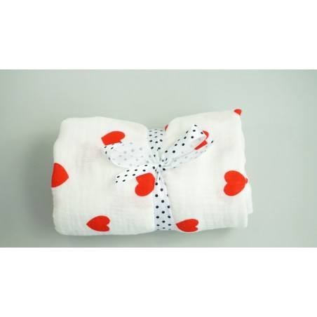 Prześcieradło muślinowe z gumką do łóżeczka (czerwone serca )