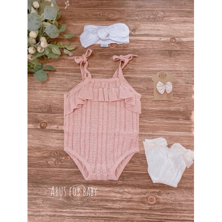 Ażurowe body z falbanką pudrowo różowe