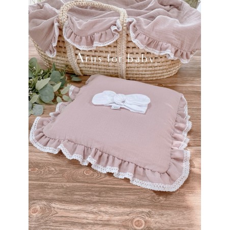 Poduszka Eco muslin z koronkową falbanką pudrowy róż