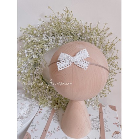 Opaska bezuciskowa by Arus Accessories koronka biała