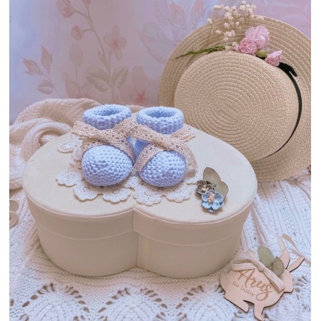 Sweterkowe skarpetki/ buciki z koronką pastelowy niebieski